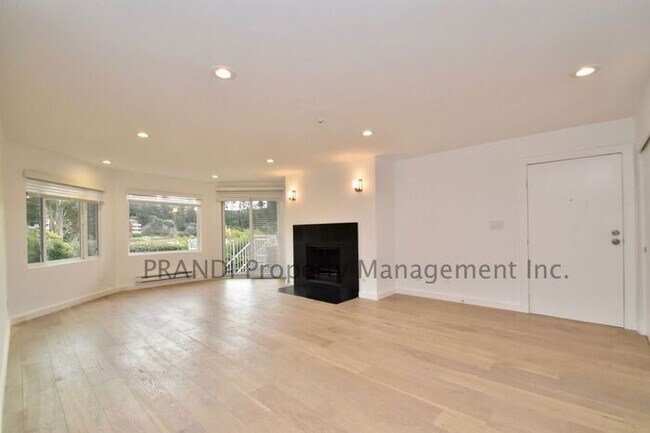 Building Photo - Impeccable Quality 1 Bedroom Seminary Condo