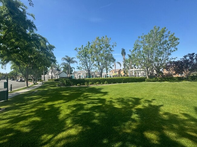 Foto del edificio - 3-Bedroom in the Desirable University Park Gated Community with solar!