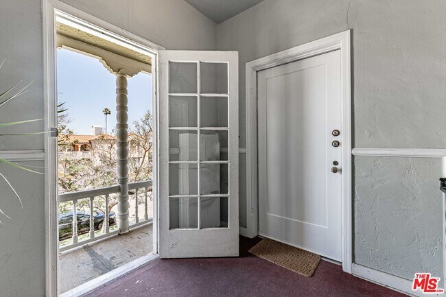 Building Photo - 1040 S Cloverdale Ave