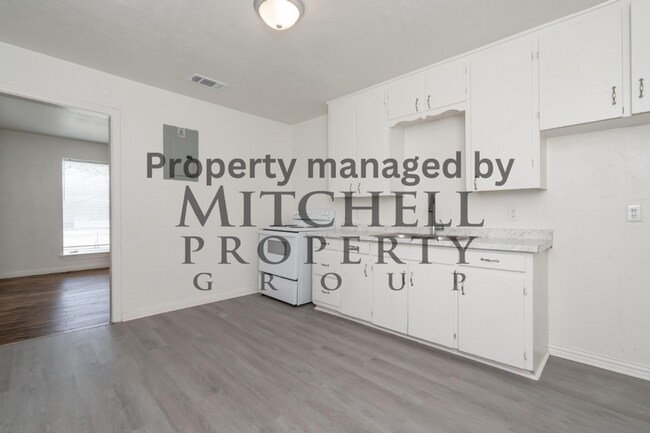 Foto del edificio - Welcome to 4116 Monroe! This beautiful com...