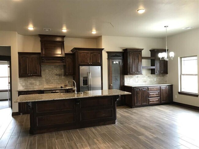 Building Photo - 8644 NE Wolf Rd