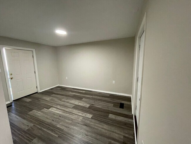 Building Photo - Home for the Holidays!