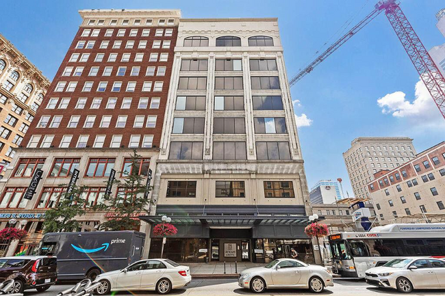 Building Photo - 106 N High St