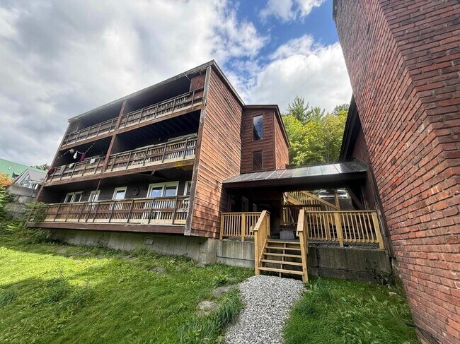 Building Photo - 473 Maple St