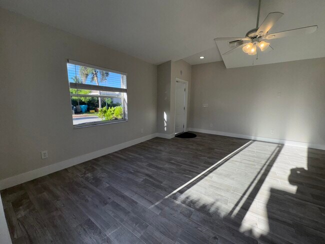 Foto del edificio - 553 E Ridge Cir N