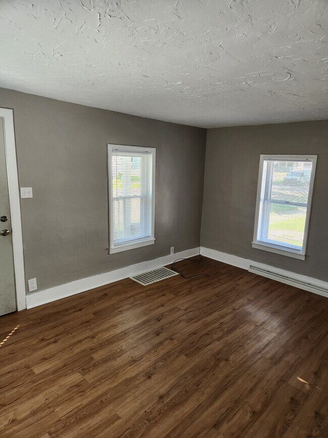 Building Photo - 912 Elm St