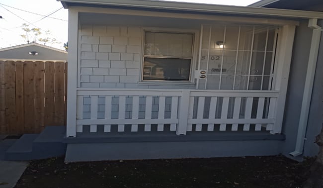 Building Photo - Cute Duplex off of Stockton Blvd