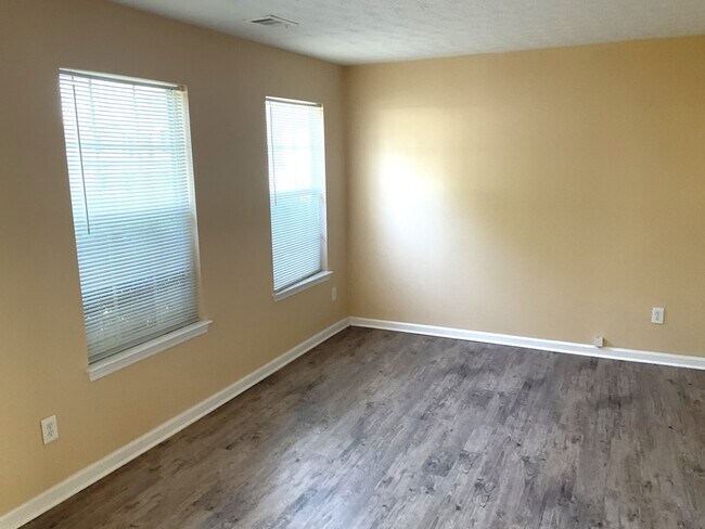 Building Photo - 345 Hazelhurst Dr