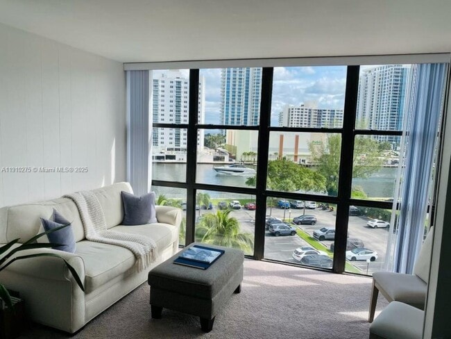 Building Photo - 800 Parkview Dr