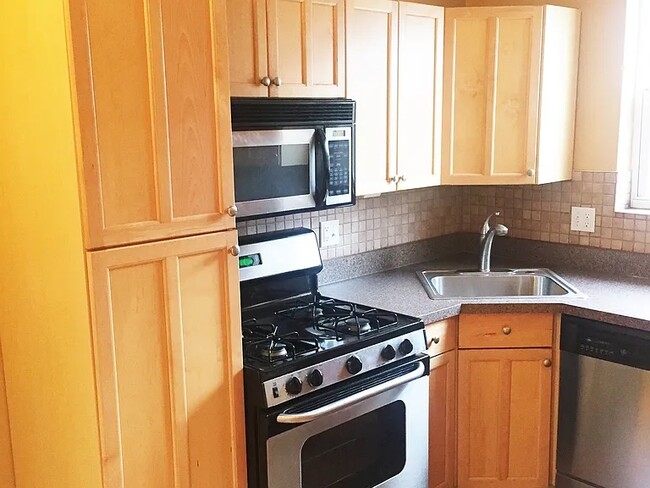 Kitchen - 7724 Big Bend Blvd