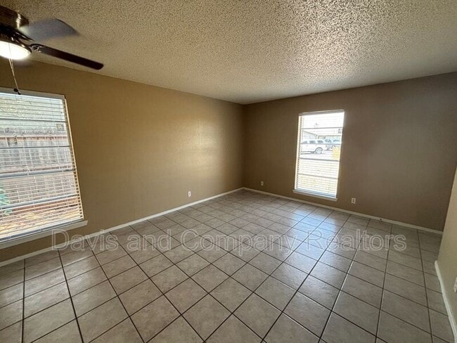 Building Photo - 4805 Country Club Dr