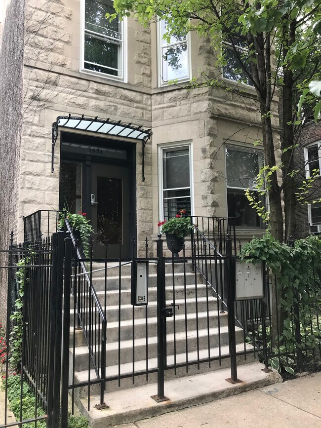 Victorian piedra gris en calle rodeada de árboles - 1431 N Maplewood Ave