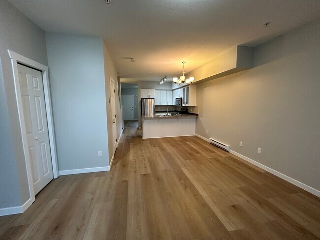 Photo du bâtiment - 211-13958 108 Avenue