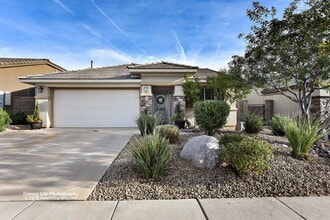 Building Photo - 2605 E Hilltop Ledge Dr
