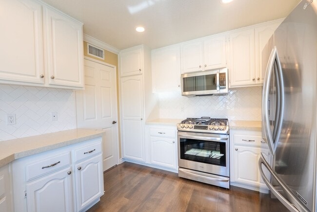 Building Photo - 2 Bedroom & 2 Bathroom