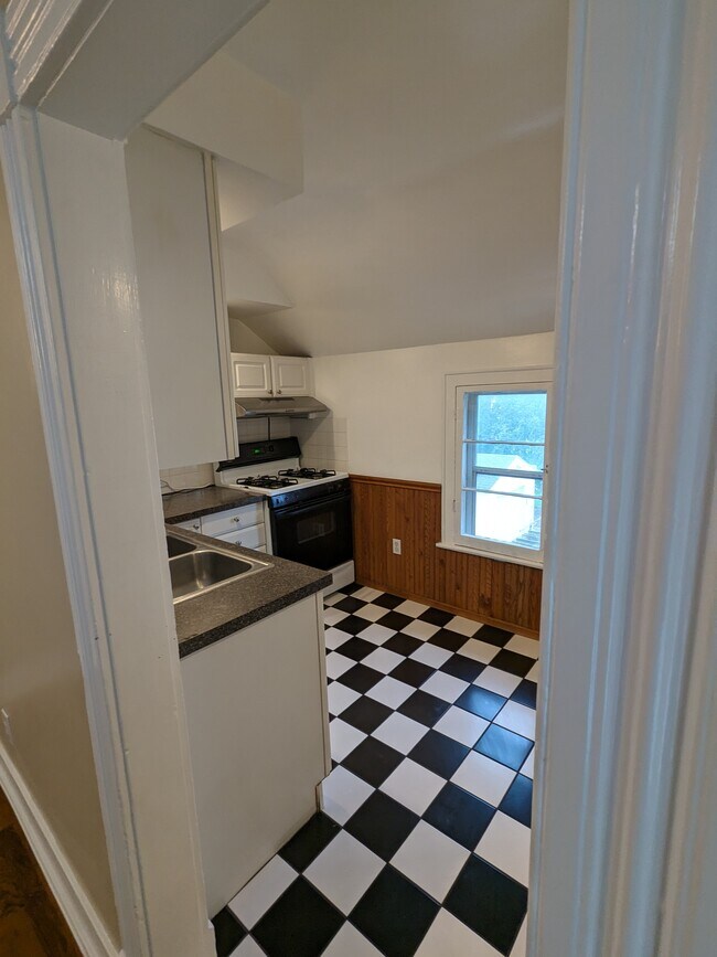 Building Photo - 106 N Alp St