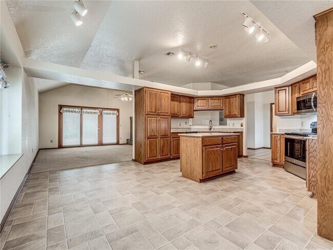 Building Photo - 1205 Blue Ridge Dr
