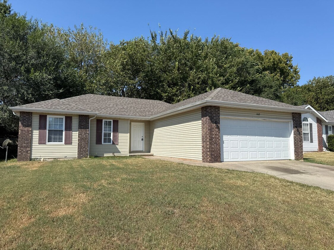 Primary Photo - Great 3 Bedroom 2 Bathroom home for $1295!