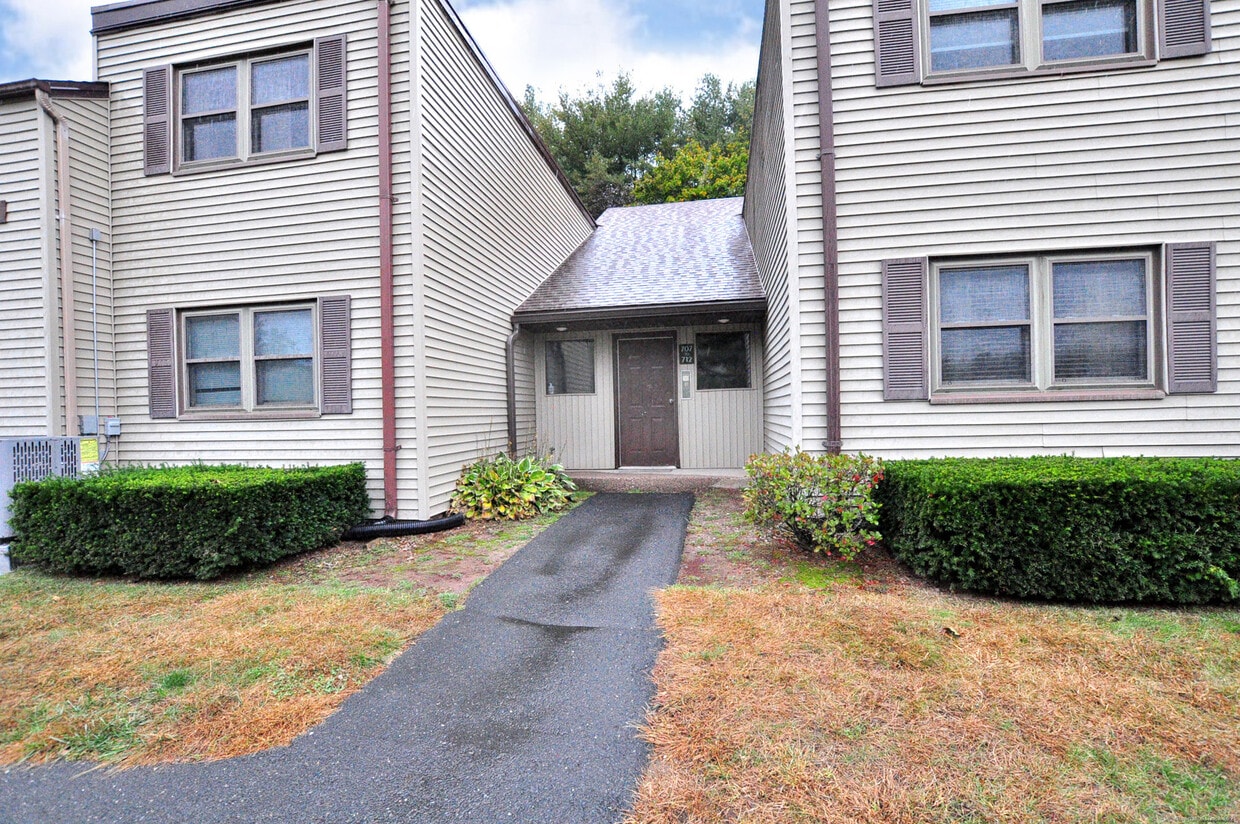 Foto principal - 710 Twin Circle Dr