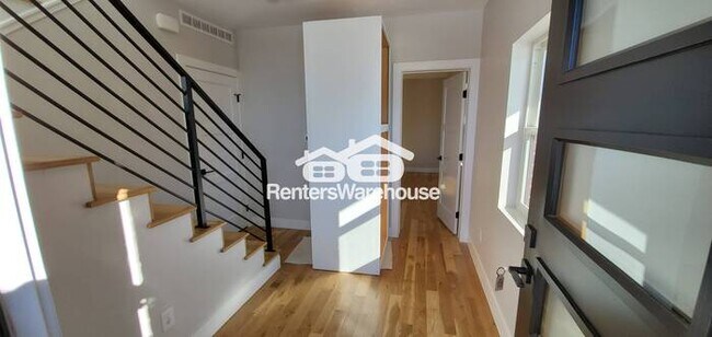 Building Photo - Beautiful 2 bed 2.5 bath Townhome Availabl...