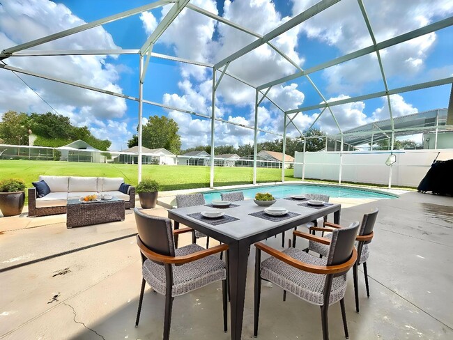 Building Photo - Davenport Gem: 4Bedrooms/ 2Baths pool home!