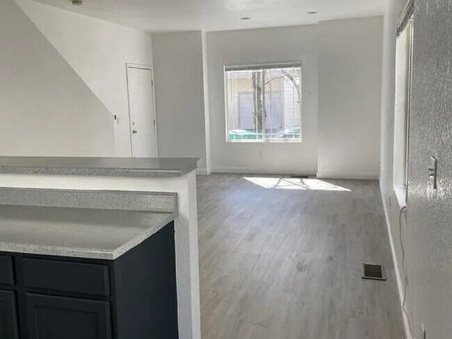 Foto del edificio - 1313 Powell Ln