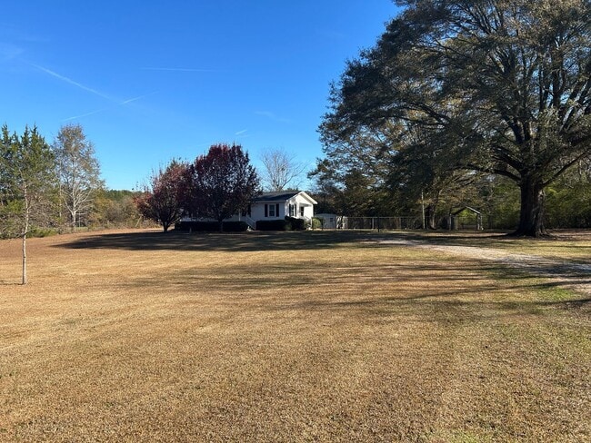 Building Photo - Beautiful 3 bedroom, 1.5 bathroom home on ...