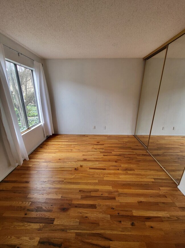 Building Photo - Lower Level Condo in the Nestled Hills of ...