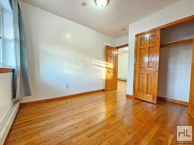 Building Photo - Spacious 3-Bedroom Apartment in Woodside