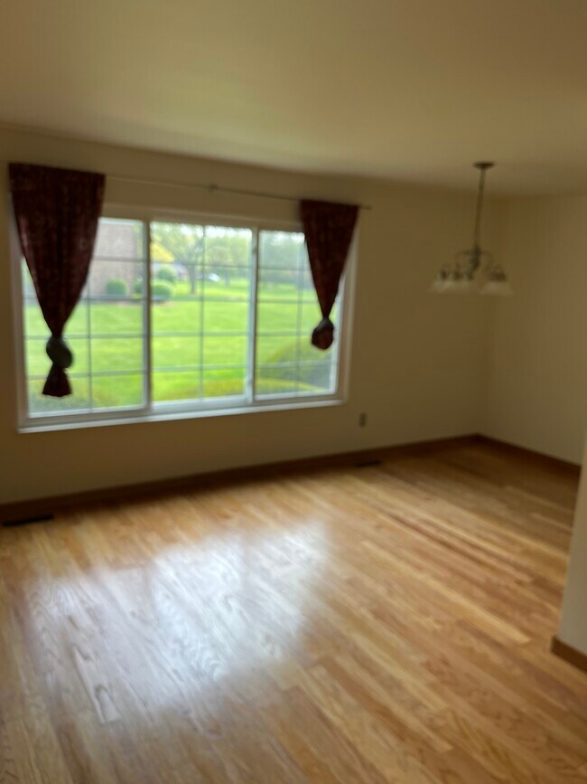 737 E Fox Hills Dr Unit 737, Bloomfield Hills, MI 48304 Condo for