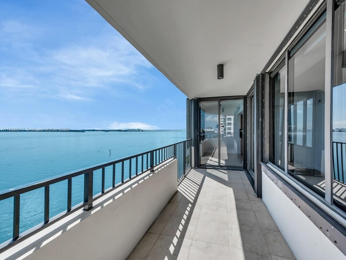 Foto principal - 520 Brickell Key Dr