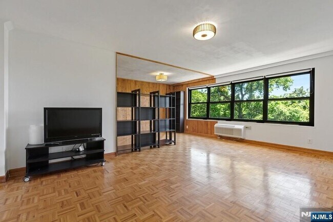 Foto del edificio - 2352 Linwood Ave