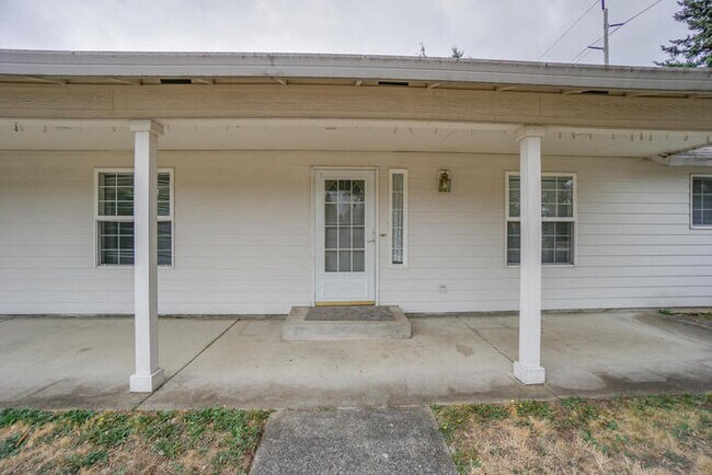 Foto del edificio - LARGE THREE BEDROOM HOME WITH RV /BOAT PAR...