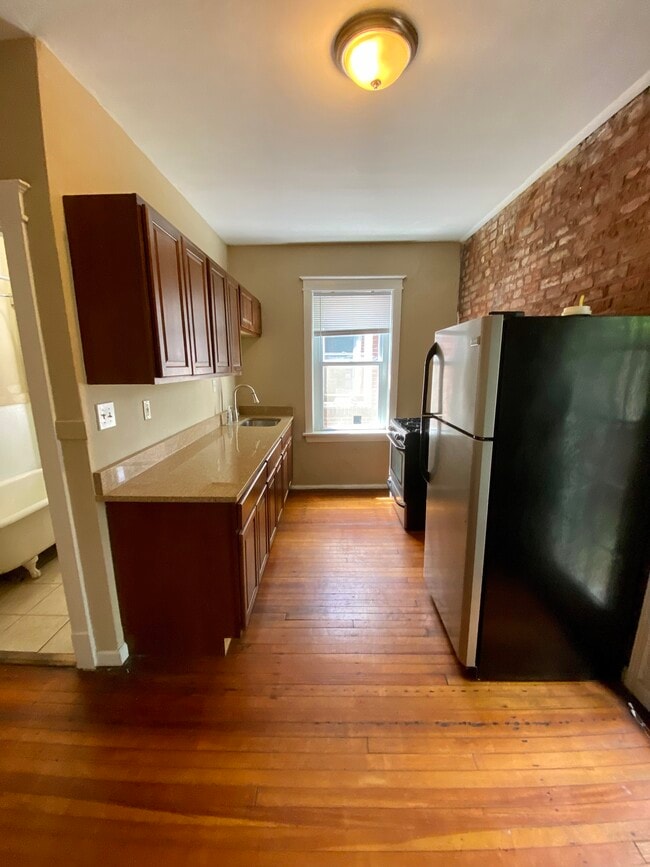 Building Photo - 907 S Sarah St