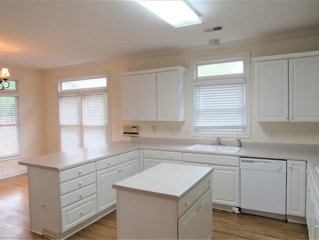 Building Photo - 4 br, 3.5 bath House - 970 Village Oak Cv