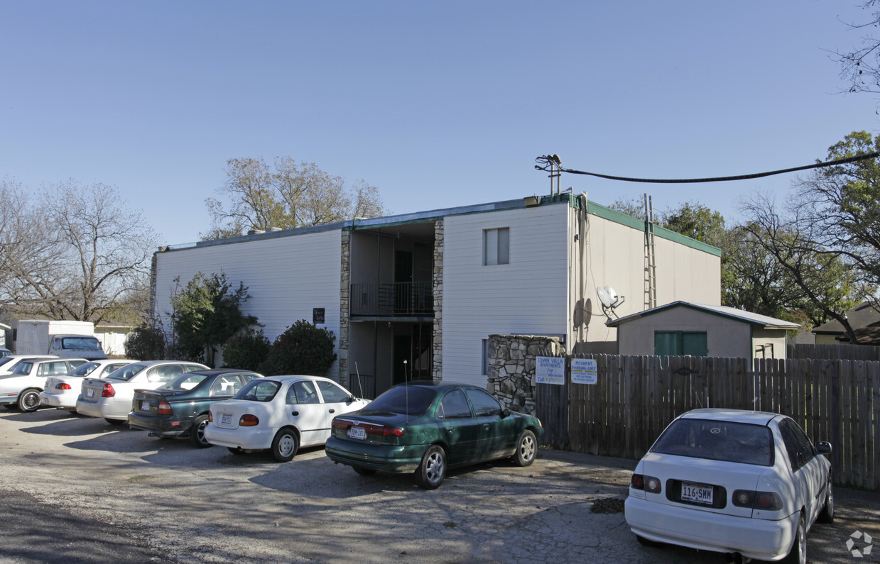 Building Photo - Town Villa