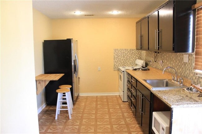 Building Photo - 6 Fairview Dr