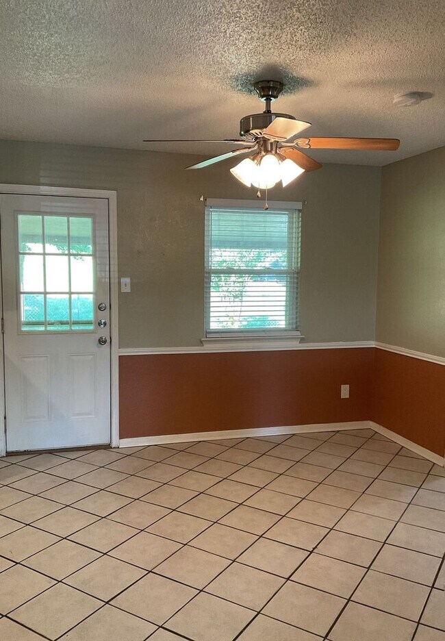 Foto del edificio - NEW IN MANAGEMENT - AVAILABLE NOW!