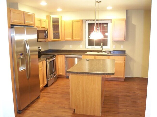 Building Photo - 912 Hawthorne Dr