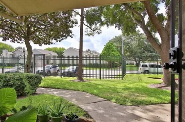 Foto del edificio - 13030 Leader St