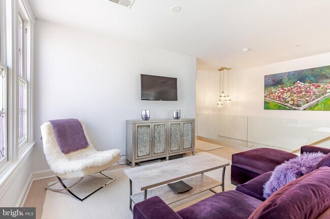 Foto del edificio - 2025 Hillyer Pl NW