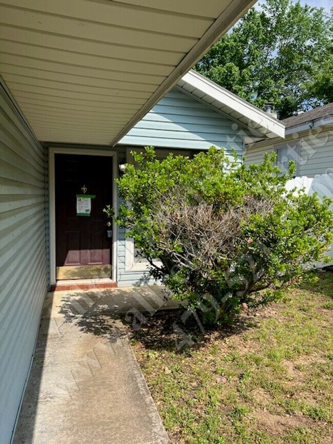 Foto del edificio - 2 Bedroom Duplex With NEW LVP Flooring In ...