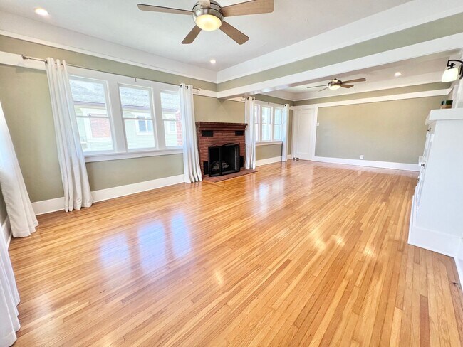 Foto del edificio - Charming 2BD/1BA with Hardwood Floors & Spacious Backyard Near Colorado Lagoon