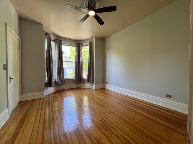 Foto del edificio - 2335 W Barry Ave