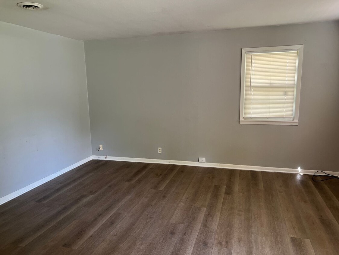 3 bedroom 1.5 bath garage and fenced House Rental in Pittsburg, KS