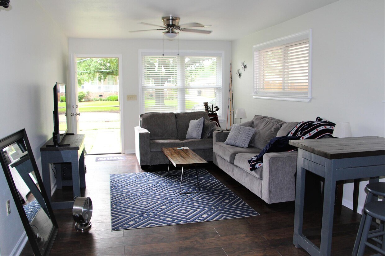 6187 Bellaire Dr Unit Front, New Orleans, LA 70124 Apartments in New