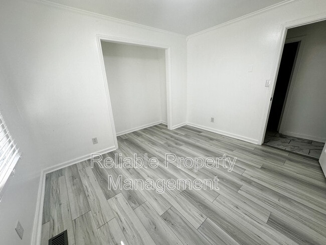 Building Photo - 511 Willow Dr