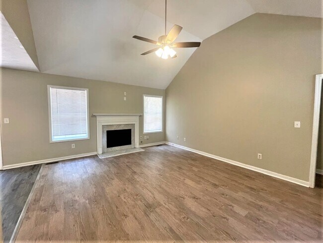 Foto del edificio - 1570 Cedar Hl