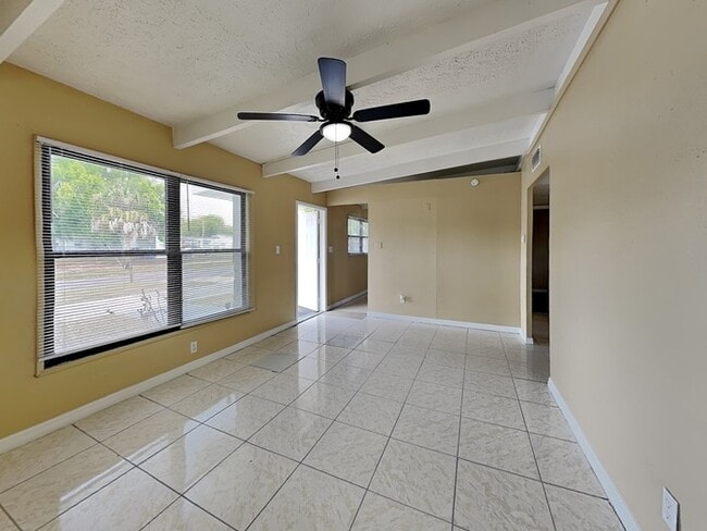Foto del edificio - 8403 Libby Ln