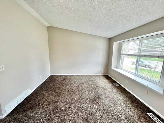 Building Photo - 3 bed, 1 bath Tri-level Home in Foxstone Neighborhood